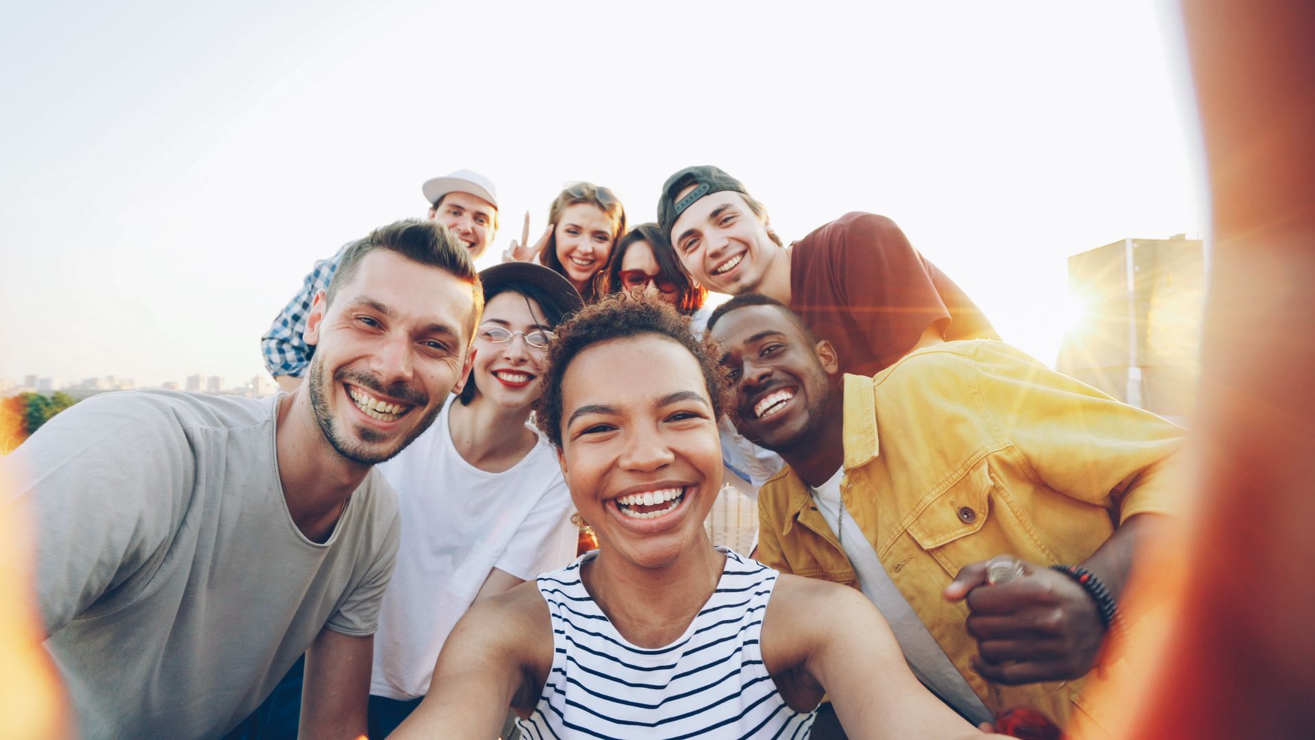 Grupo diverso y alegre de personas al aire libre
